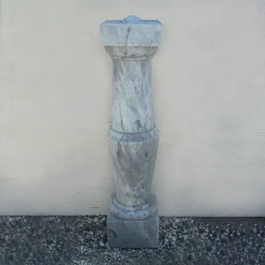 Vecchia colonnina di recupero in marmo bardiglio.
