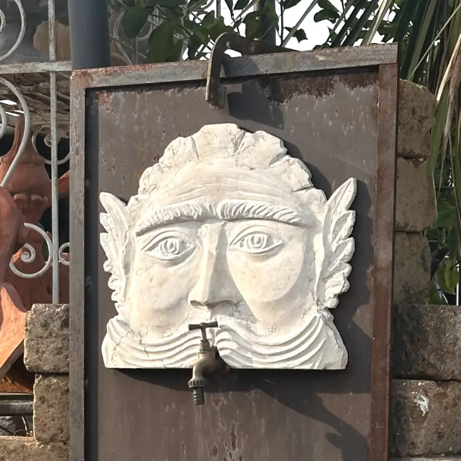 Fontana in pietra con mascherone